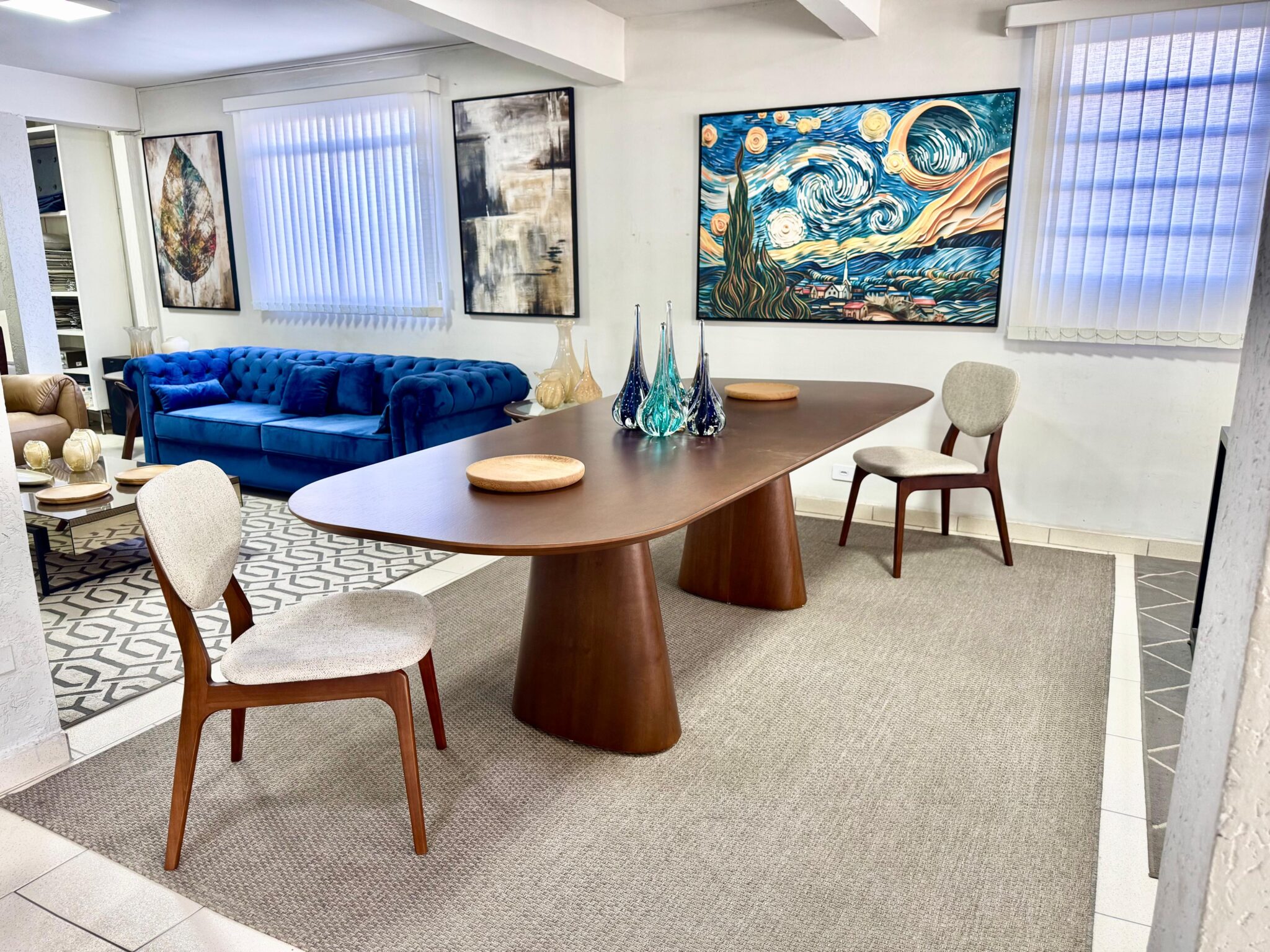 mesa-de-jantar-cadeiras-vasos-decoração-quadros-tapetes-sofás-reforma-fabricação-sob medida-curitiba-estofados-wilson-campo-largo-simmetria-sierra-